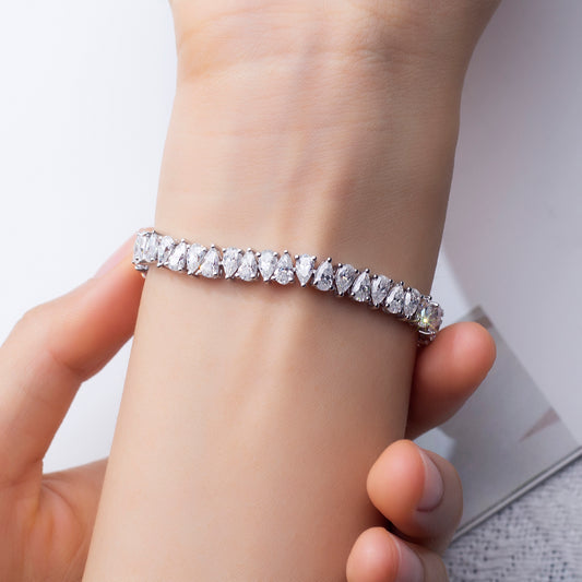 Ecob-608 | Cascade de Lumière Lab Diamond Bracelet in 18K Gold