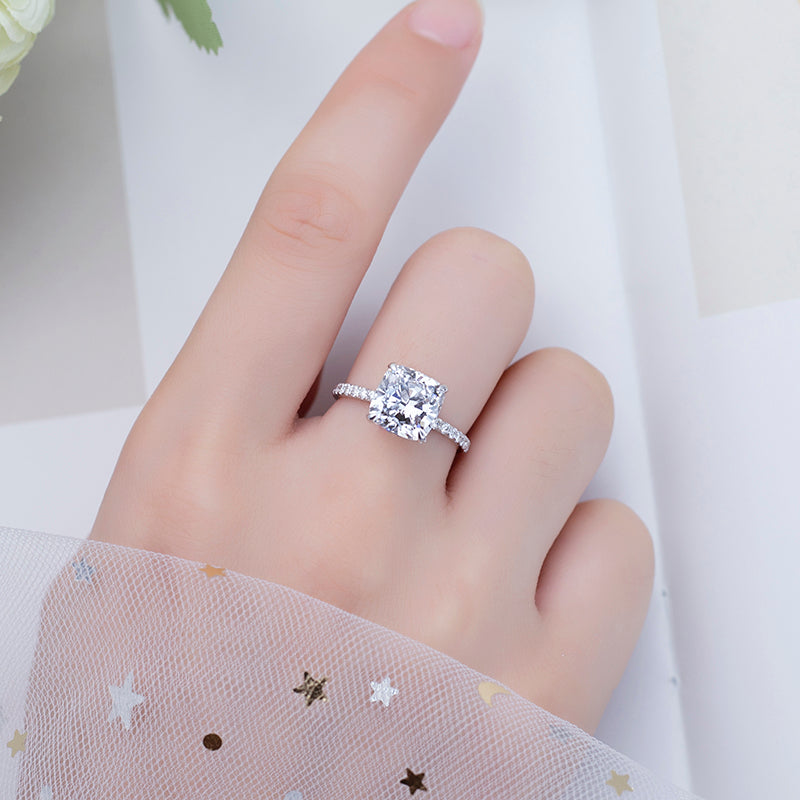 Eco-510: セレスティアルクッション – 18Kホワイトゴールドのラボグロウンダイヤモンドハローリング