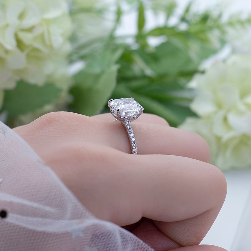 Eco-510: セレスティアルクッション – 18Kホワイトゴールドのラボグロウンダイヤモンドハローリング