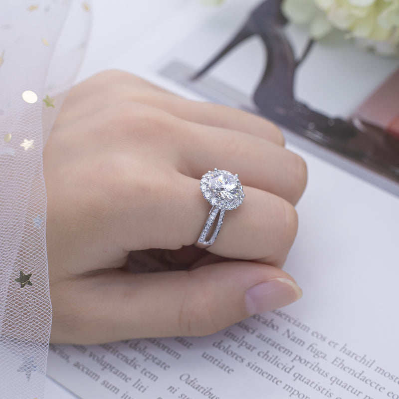 Eco-520: Stellar Bloom – Anillo con halo de diamantes redondos cultivados en laboratorio en oro blanco de 18 quilates 