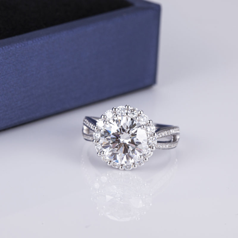 Eco-520: Stellar Bloom – Anillo con halo de diamantes redondos cultivados en laboratorio en oro blanco de 18 quilates 