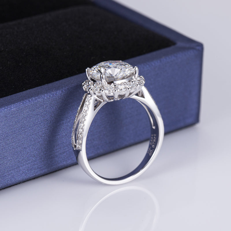 Eco-520: Stellar Bloom – Anillo con halo de diamantes redondos cultivados en laboratorio en oro blanco de 18 quilates 