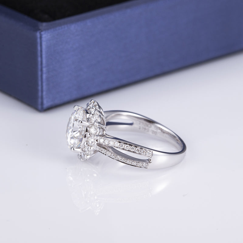 Eco-520: Stellar Bloom – Anillo con halo de diamantes redondos cultivados en laboratorio en oro blanco de 18 quilates 