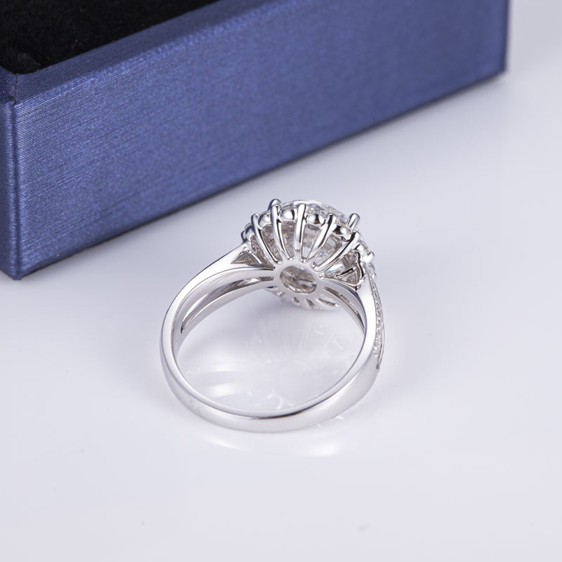 Eco-520: Stellar Bloom – Anillo con halo de diamantes redondos cultivados en laboratorio en oro blanco de 18 quilates 