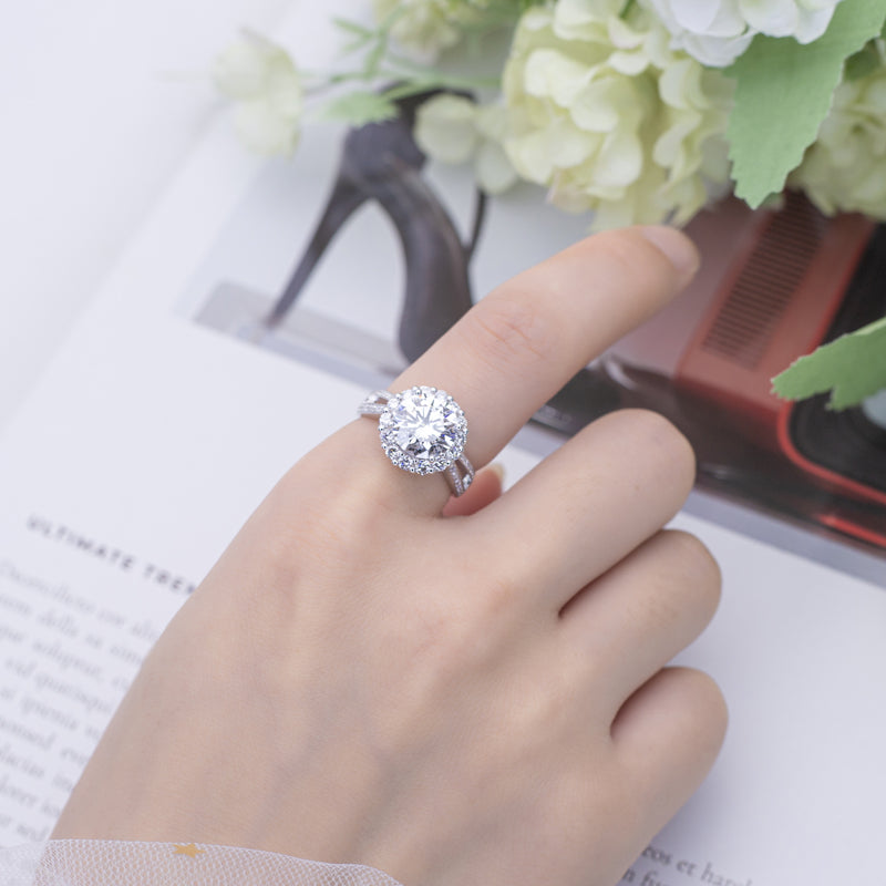 Eco-520: Stellar Bloom – Anillo con halo de diamantes redondos cultivados en laboratorio en oro blanco de 18 quilates 