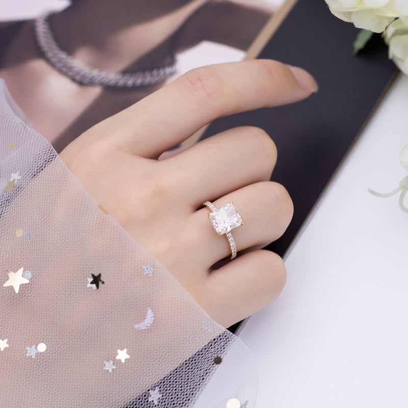 Eco-522: Resplandor Dorado – Anillo con pavé de diamantes radiantes cultivados en laboratorio en oro amarillo de 18 quilates 