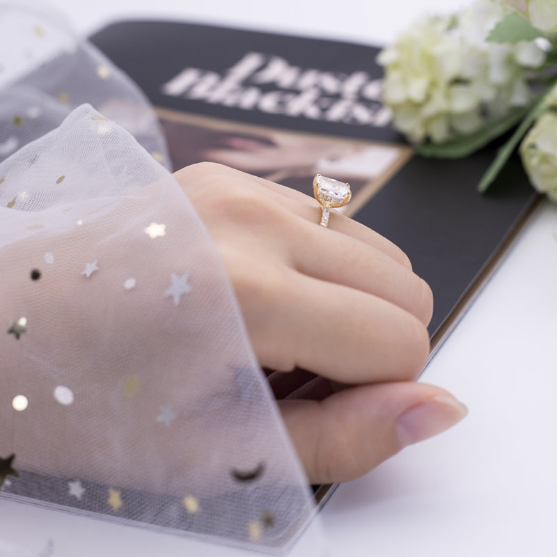 Eco-522: Resplandor Dorado – Anillo con pavé de diamantes radiantes cultivados en laboratorio en oro amarillo de 18 quilates 