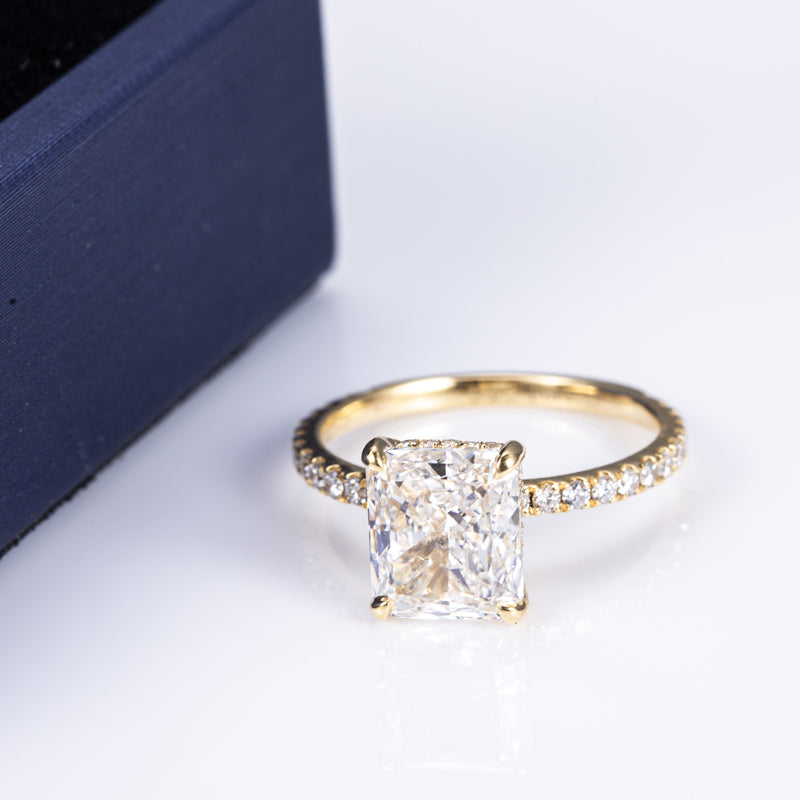 Eco-522: Resplandor Dorado – Anillo con pavé de diamantes radiantes cultivados en laboratorio en oro amarillo de 18 quilates 