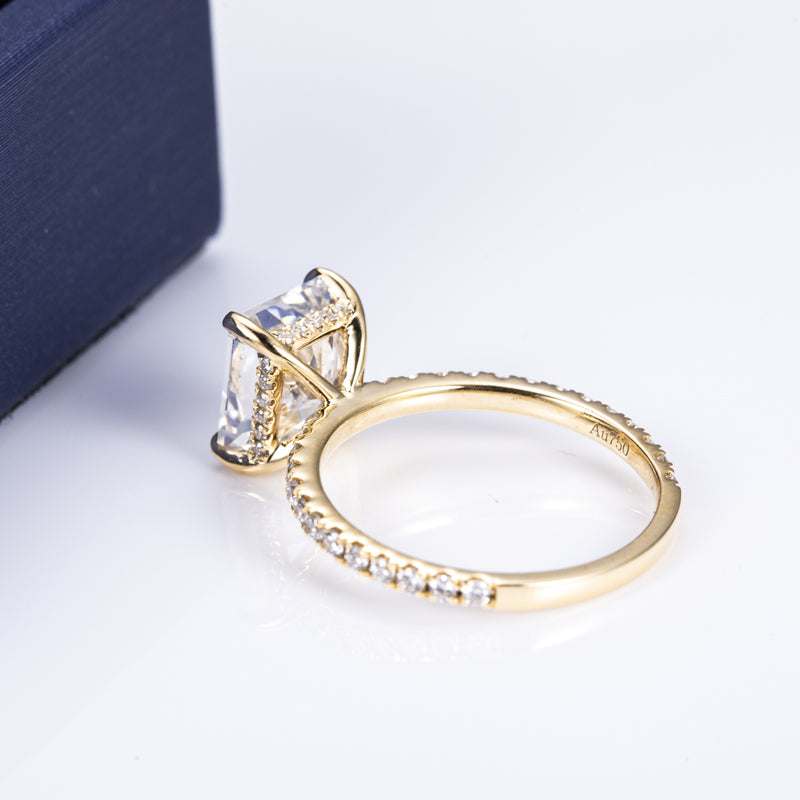 Eco-522: Resplandor Dorado – Anillo con pavé de diamantes radiantes cultivados en laboratorio en oro amarillo de 18 quilates 