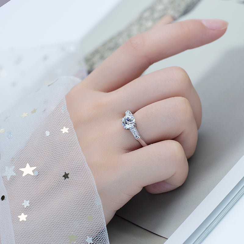 Eco-524: Eternal Orbit – Anillo de seis puntas con diamantes redondos cultivados en laboratorio en oro blanco de 18 quilates 