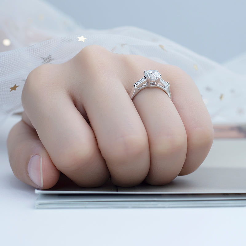 Eco-524: Eternal Orbit – Anillo de seis puntas con diamantes redondos cultivados en laboratorio en oro blanco de 18 quilates 