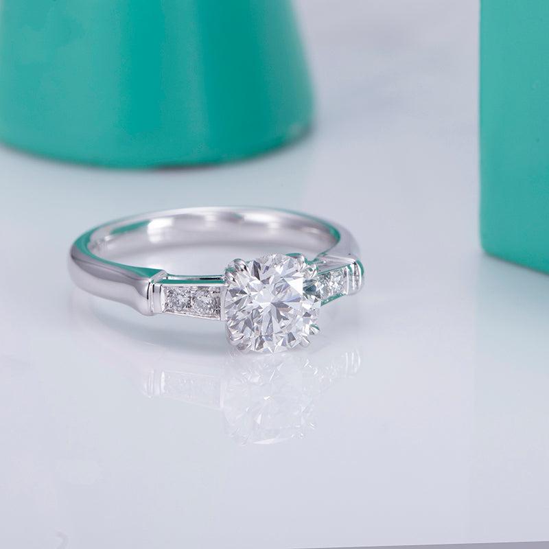 Eco-524: Eternal Orbit – Anillo de seis puntas con diamantes redondos cultivados en laboratorio en oro blanco de 18 quilates 