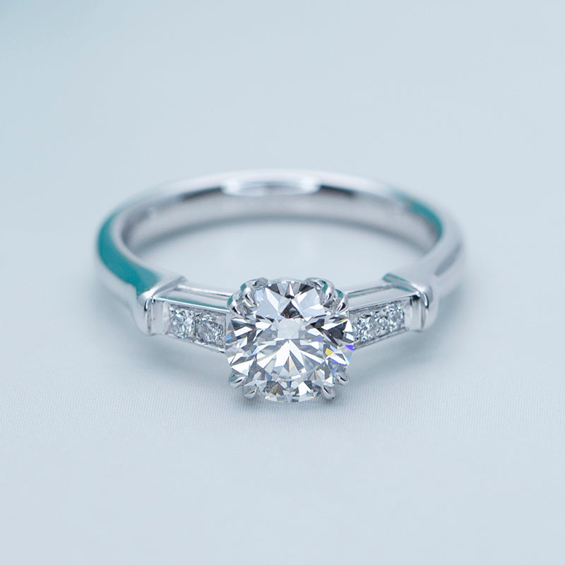 Eco-524: Eternal Orbit – Anillo de seis puntas con diamantes redondos cultivados en laboratorio en oro blanco de 18 quilates 