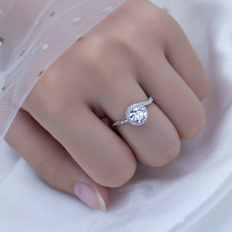 Eco-527: Twisted Light – Anillo con halo de diamantes redondos cultivados en laboratorio en oro blanco de 18 quilates 