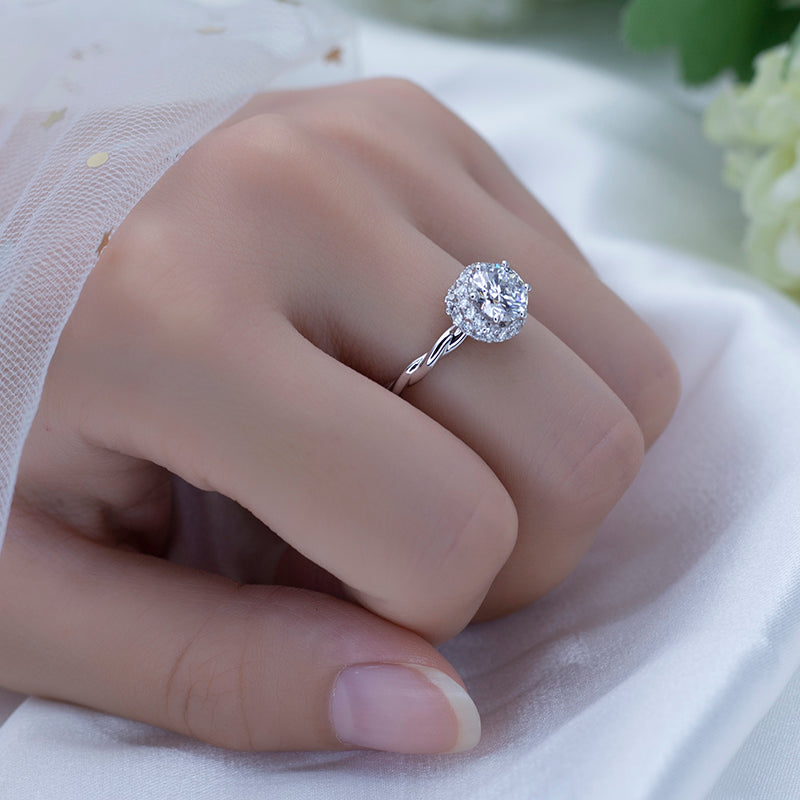 Eco-527: Twisted Light – Anillo con halo de diamantes redondos cultivados en laboratorio en oro blanco de 18 quilates 