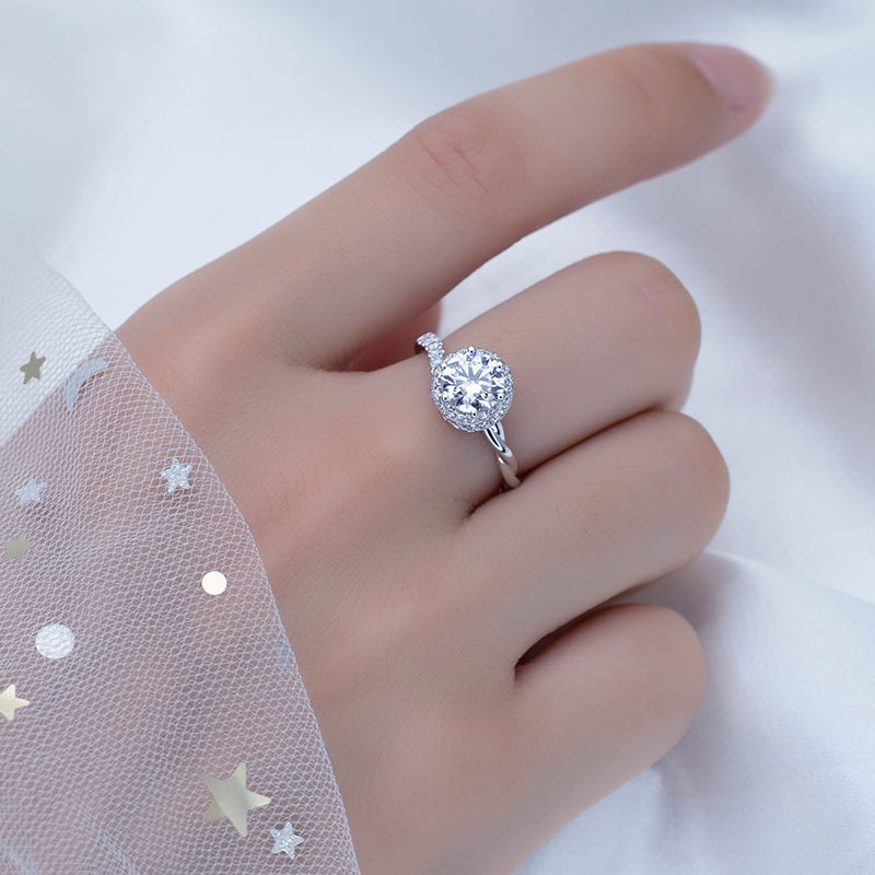 Eco-527: Twisted Light – Anillo con halo de diamantes redondos cultivados en laboratorio en oro blanco de 18 quilates 