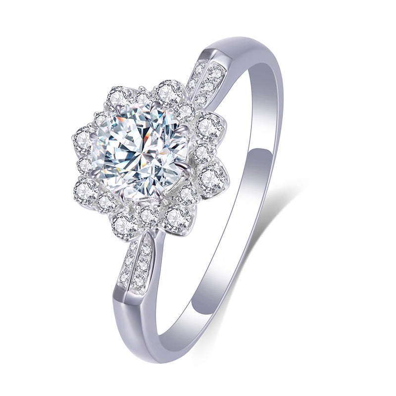 Eco-536: Bloom of Light – Anillo floral con halo de diamantes cultivados en laboratorio en oro blanco de 18 quilates 