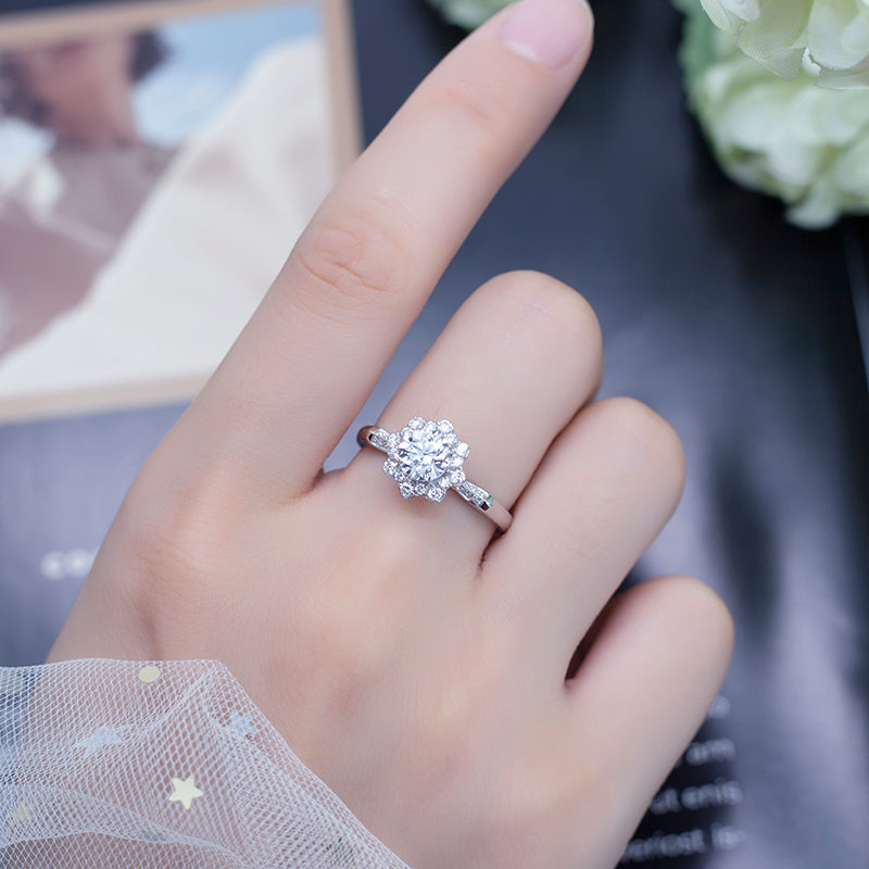 Eco-536: Bloom of Light – Anillo floral con halo de diamantes cultivados en laboratorio en oro blanco de 18 quilates 