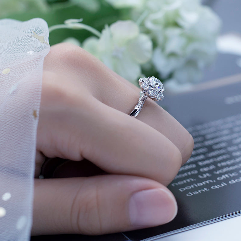 Eco-536: Bloom of Light – Anillo floral con halo de diamantes cultivados en laboratorio en oro blanco de 18 quilates 