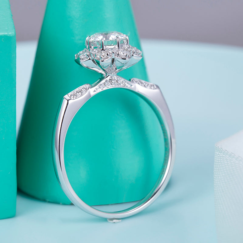 Eco-536: Bloom of Light – Anillo floral con halo de diamantes cultivados en laboratorio en oro blanco de 18 quilates 