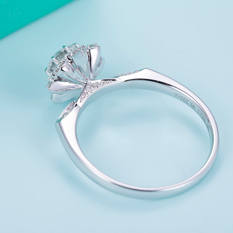Eco-536: Bloom of Light – Anillo floral con halo de diamantes cultivados en laboratorio en oro blanco de 18 quilates 