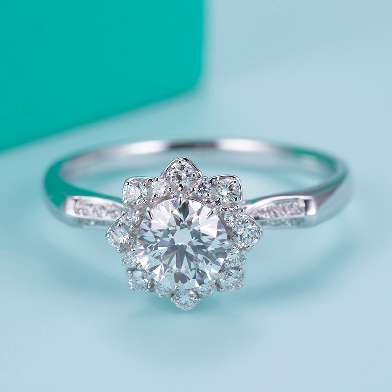 Eco-536: Bloom of Light – Anillo floral con halo de diamantes cultivados en laboratorio en oro blanco de 18 quilates 