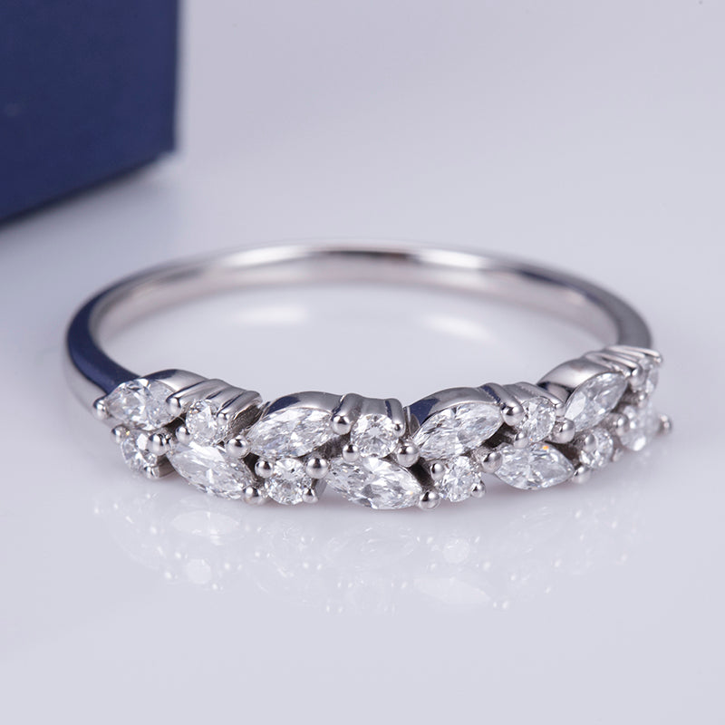 Eco-545: Petal Radiance – Alianza de eternidad con diamantes redondos y talla marquesa cultivados en laboratorio en oro blanco de 18 quilates 