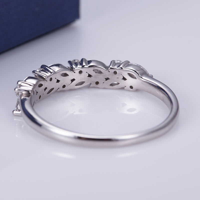 Eco-545: Petal Radiance – Alianza de eternidad con diamantes redondos y talla marquesa cultivados en laboratorio en oro blanco de 18 quilates 