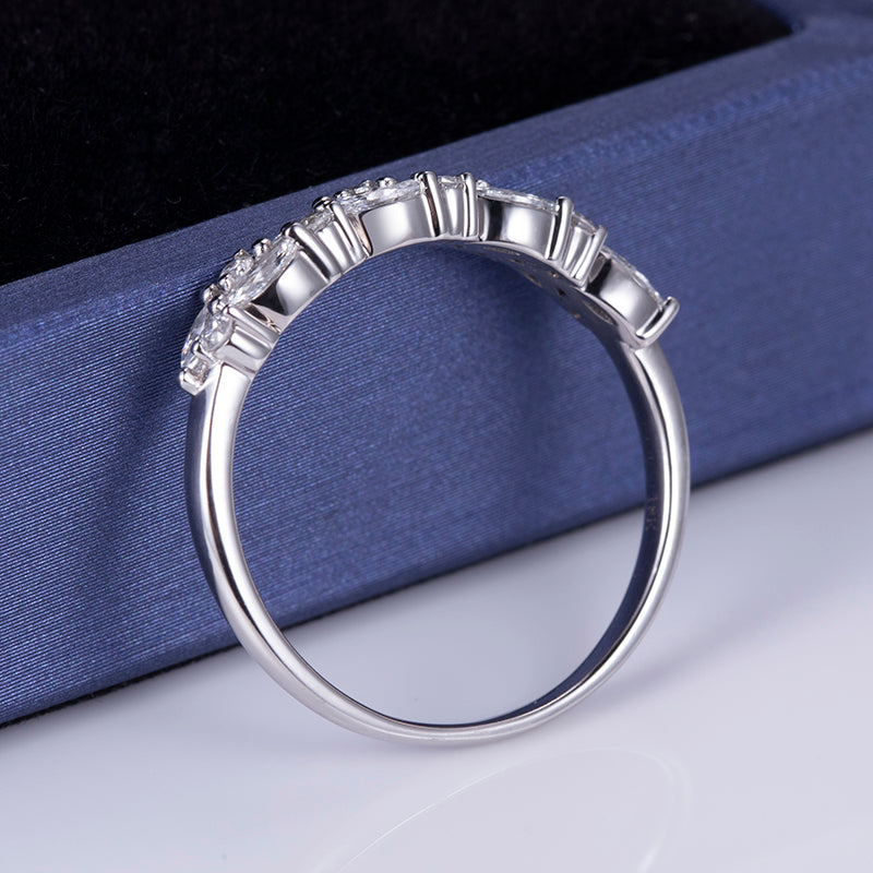 Eco-545: Petal Radiance – Alianza de eternidad con diamantes redondos y talla marquesa cultivados en laboratorio en oro blanco de 18 quilates 