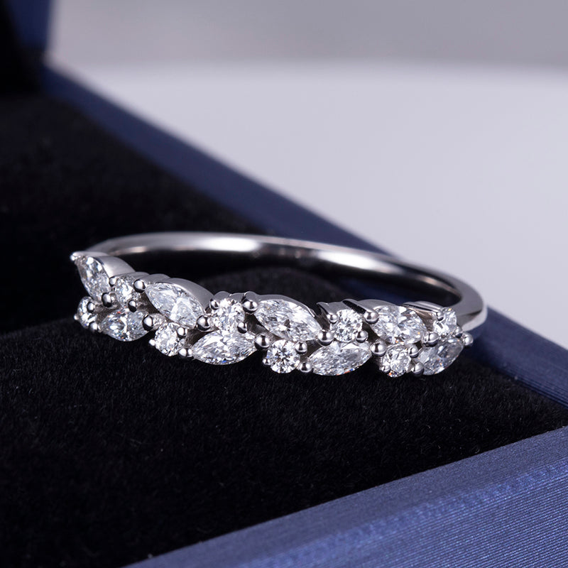 Eco-545: Petal Radiance – Alianza de eternidad con diamantes redondos y talla marquesa cultivados en laboratorio en oro blanco de 18 quilates 