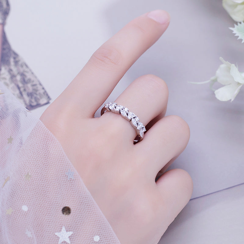 Eco-545: Petal Radiance – Alianza de eternidad con diamantes redondos y talla marquesa cultivados en laboratorio en oro blanco de 18 quilates 