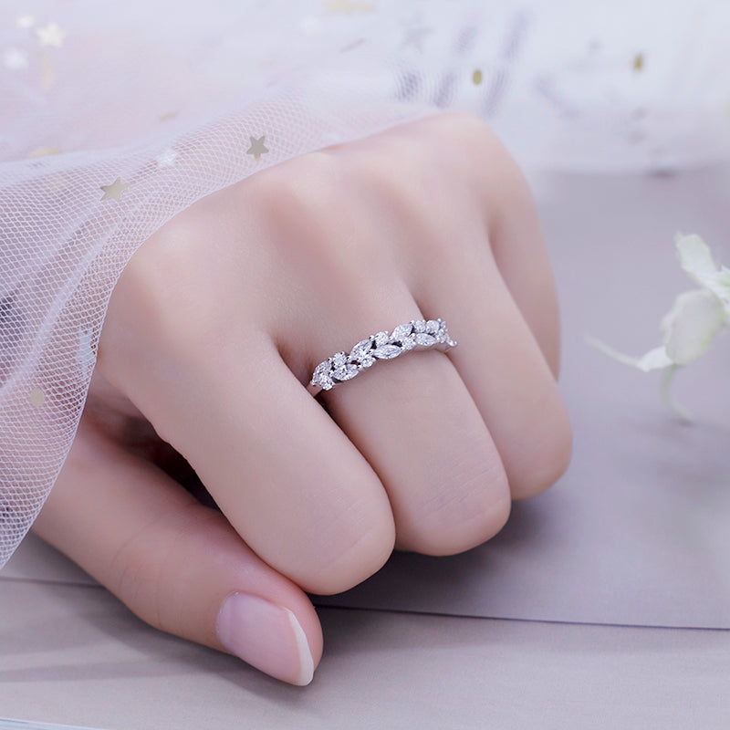 Eco-545: Petal Radiance – Alianza de eternidad con diamantes redondos y talla marquesa cultivados en laboratorio en oro blanco de 18 quilates 