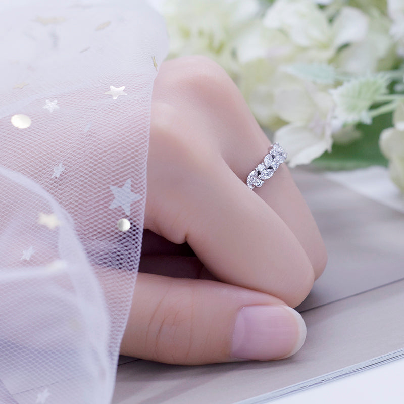 Eco-545: Petal Radiance – Alianza de eternidad con diamantes redondos y talla marquesa cultivados en laboratorio en oro blanco de 18 quilates 