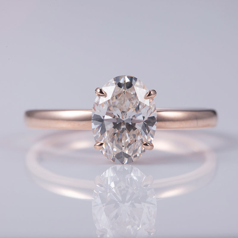 Eco-548: Blush Horizon – Anillo solitario con diamante ovalado cultivado en laboratorio en oro rosa de 18 quilates 