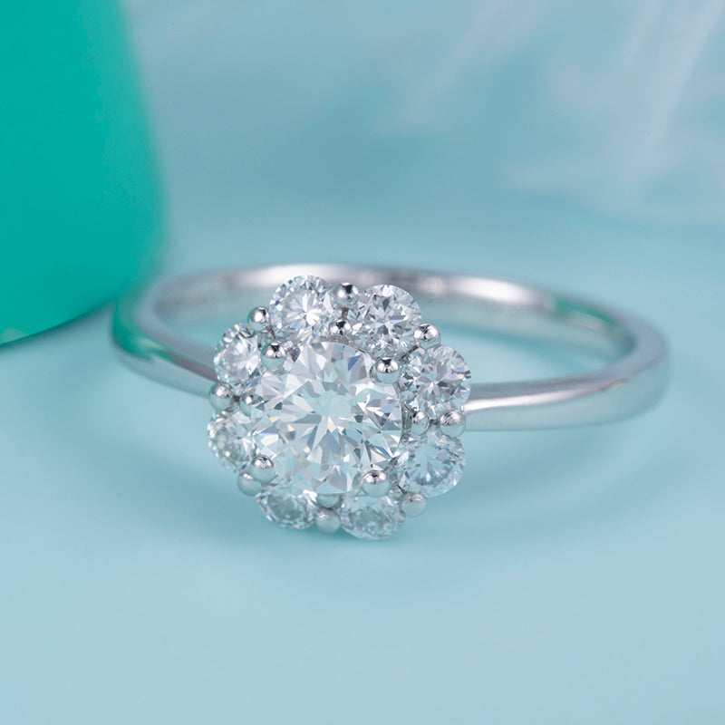 Eco-549: 輝きの花 – ラボグロウンダイヤモンド フローラルハローリング 18Kホワイトゴールド