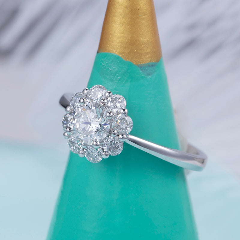 Eco-549: 輝きの花 – ラボグロウンダイヤモンド フローラルハローリング 18Kホワイトゴールド