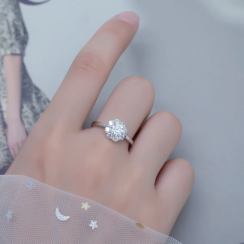 Eco-549: 輝きの花 – ラボグロウンダイヤモンド フローラルハローリング 18Kホワイトゴールド