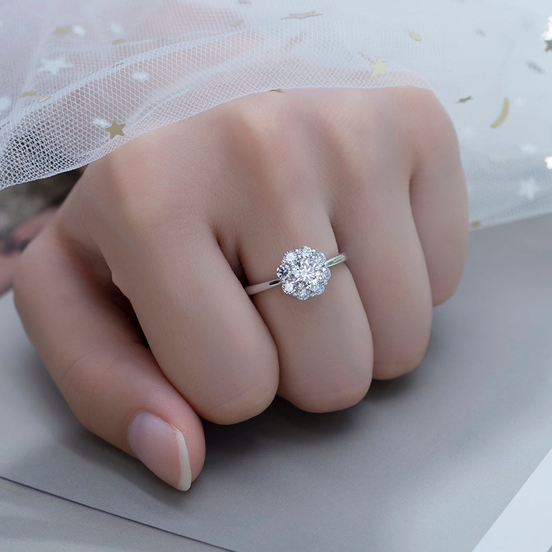 Eco-549: 輝きの花 – ラボグロウンダイヤモンド フローラルハローリング 18Kホワイトゴールド