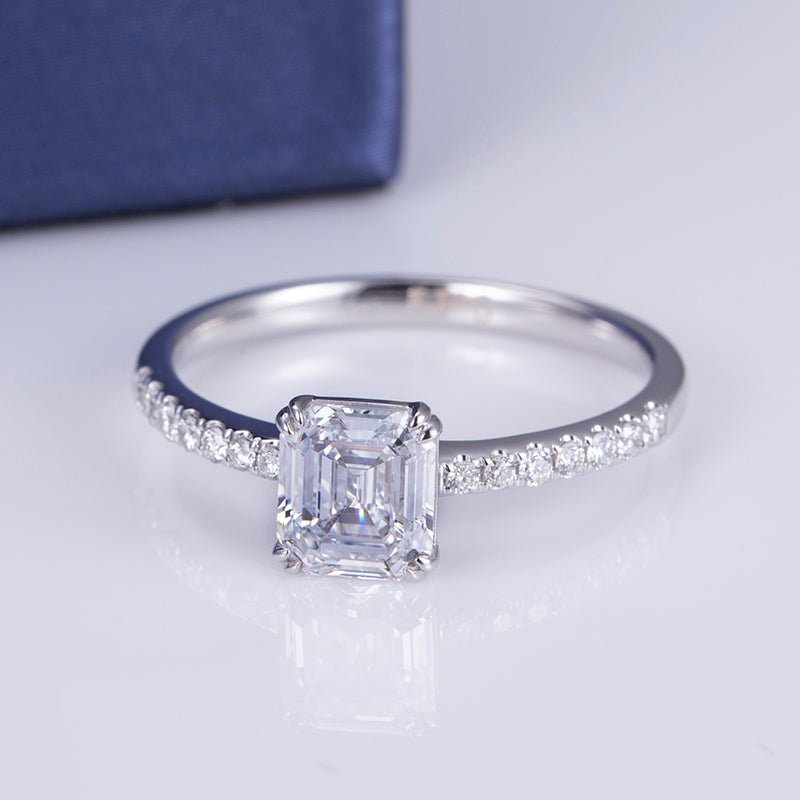 Eco-564: Prisma de Gracia – Anillo con pavé de diamantes y esmeralda cultivada en laboratorio en oro blanco de 18 quilates 