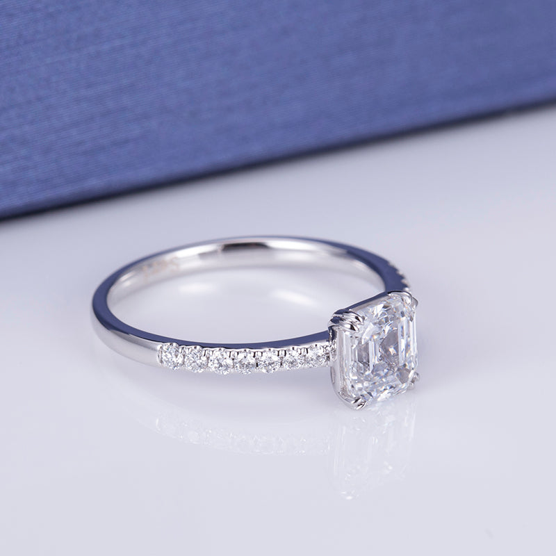 Eco-564: Prisma de Gracia – Anillo con pavé de diamantes y esmeralda cultivada en laboratorio en oro blanco de 18 quilates 