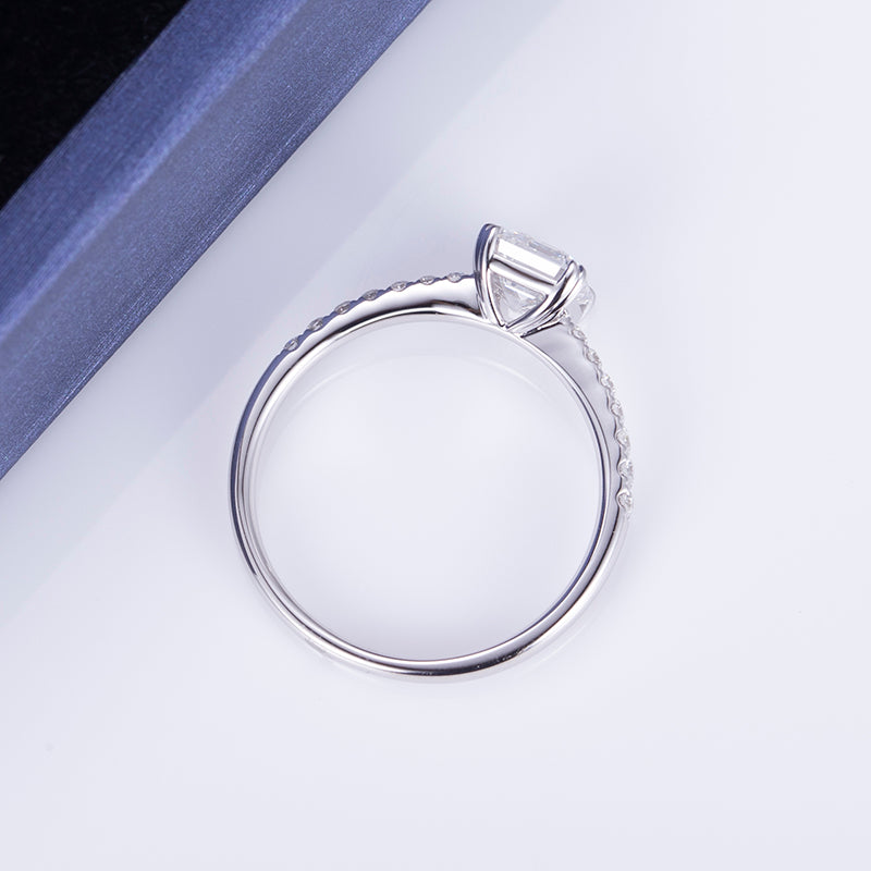 Eco-564: Prisma de Gracia – Anillo con pavé de diamantes y esmeralda cultivada en laboratorio en oro blanco de 18 quilates 