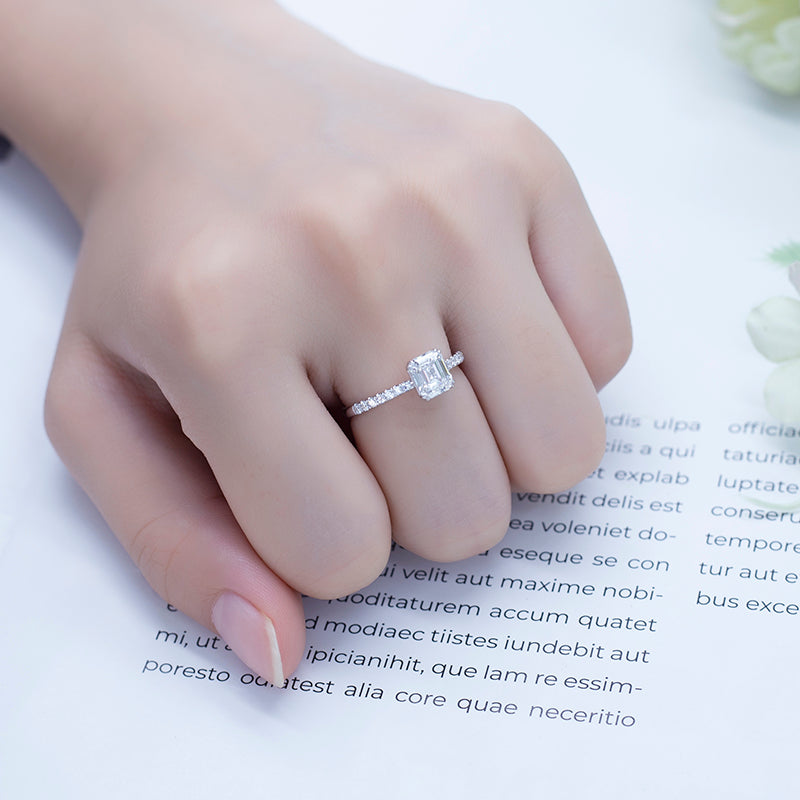 Eco-564: Prisma de Gracia – Anillo con pavé de diamantes y esmeralda cultivada en laboratorio en oro blanco de 18 quilates 