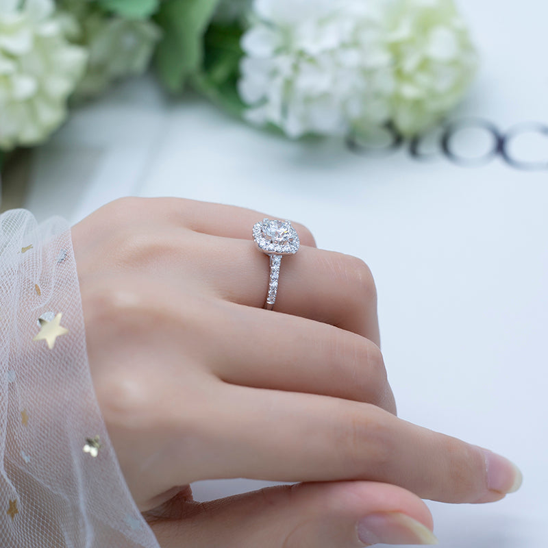 Eco-572: Halo Embrace – Anillo con halo de diamantes redondos cultivados en laboratorio en oro blanco de 18 quilates.