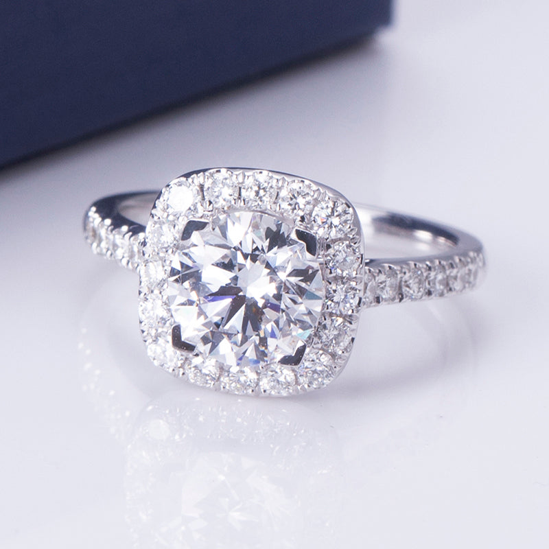 Eco-572: Halo Embrace – Anillo con halo de diamantes redondos cultivados en laboratorio en oro blanco de 18 quilates.