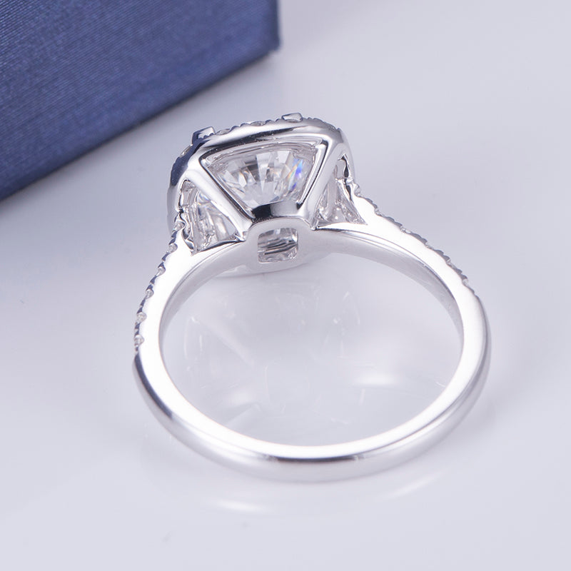 Eco-572: Halo Embrace – Anillo con halo de diamantes redondos cultivados en laboratorio en oro blanco de 18 quilates.