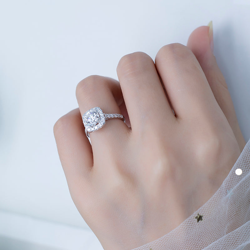 Eco-572: Halo Embrace – Anillo con halo de diamantes redondos cultivados en laboratorio en oro blanco de 18 quilates.