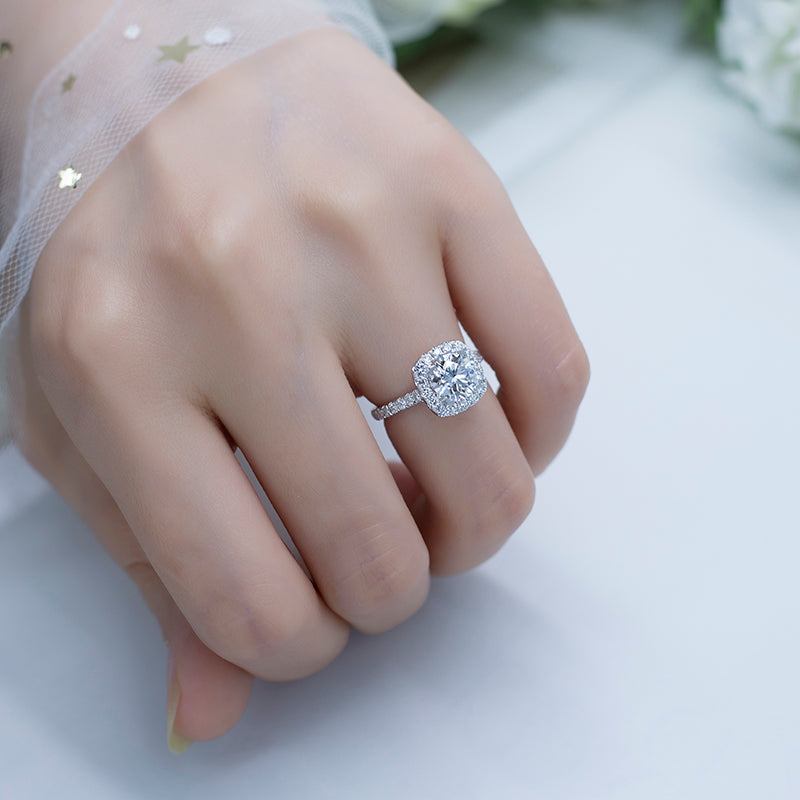 Eco-572: Halo Embrace – Anillo con halo de diamantes redondos cultivados en laboratorio en oro blanco de 18 quilates.