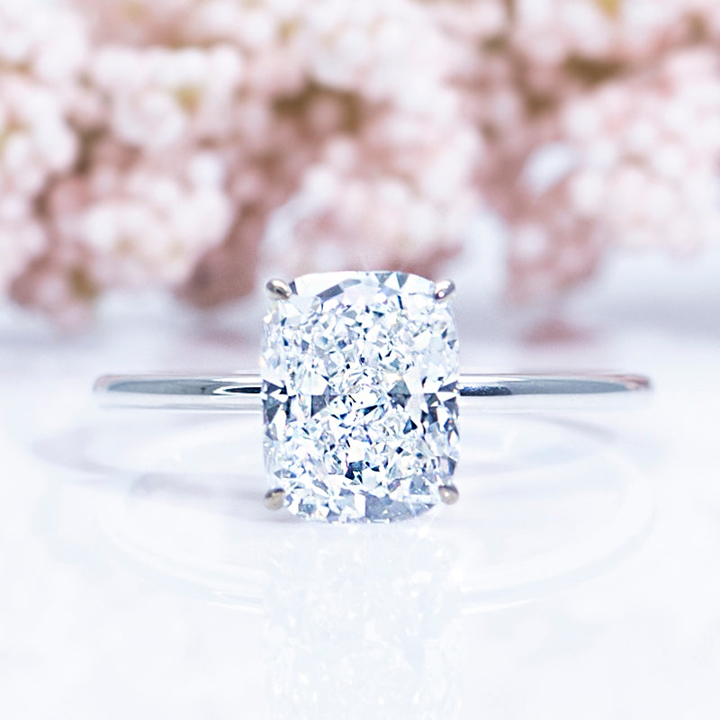 Eco-581: Anillo con halo de diamantes cultivados en laboratorio en oro blanco de 18 quilates.