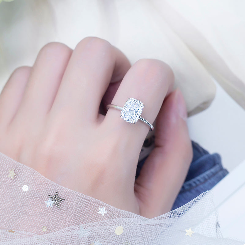 Eco-581: Anillo con halo de diamantes cultivados en laboratorio en oro blanco de 18 quilates.