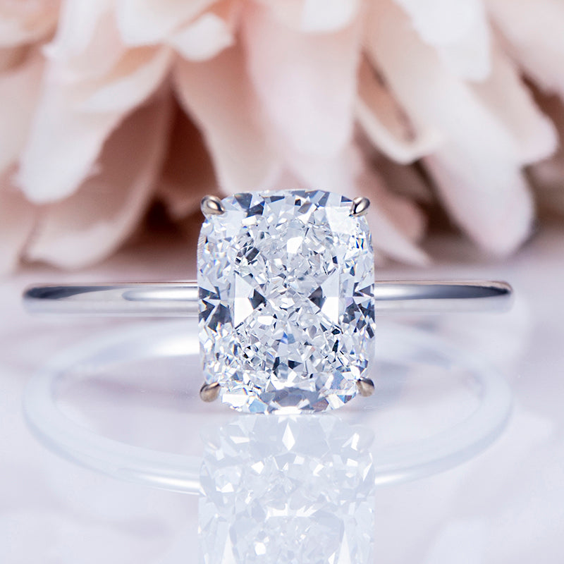 Eco-581: Anillo con halo de diamantes cultivados en laboratorio en oro blanco de 18 quilates.